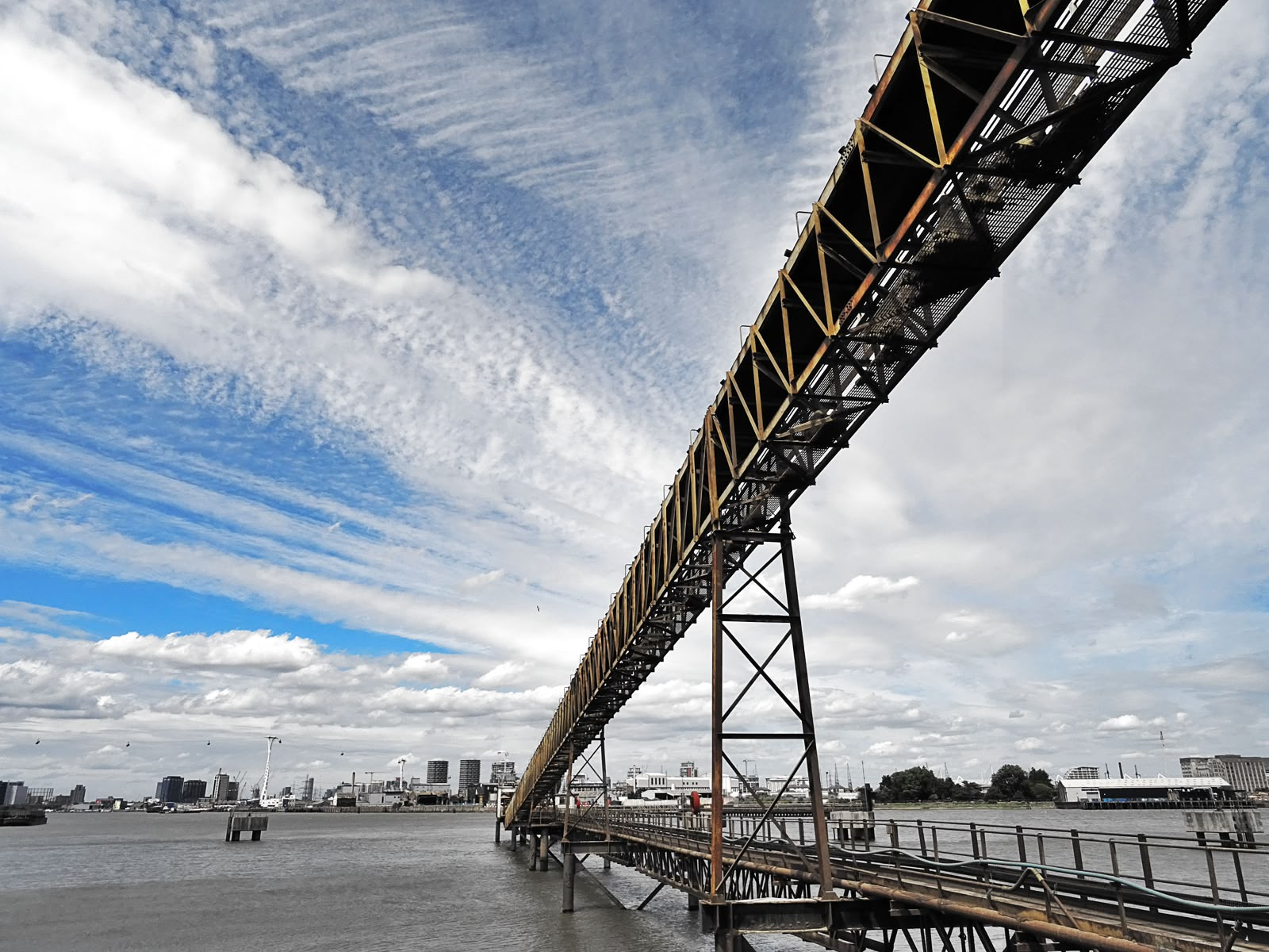 Ponte transportadora metálica sobre a água