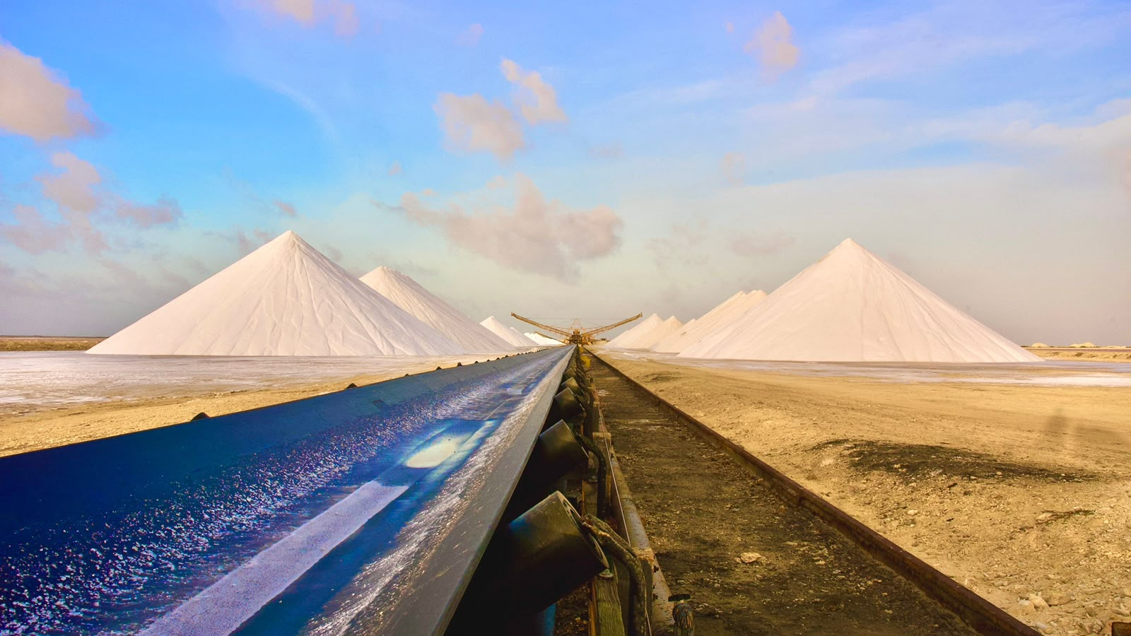 Correia transportadora em operação de sal a céu aberto